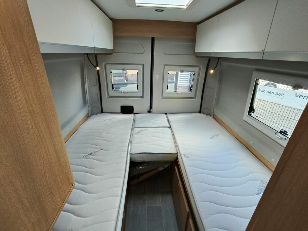 GiottiVan 64G lengtebedden automaat buscamper Rapido groep (17) verkleind